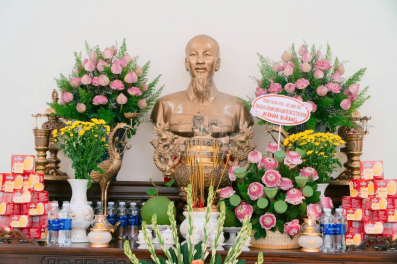 PHÂN HIỆU HỌC VIỆN HÀNH CHÍNH VÀ QUẢN TRỊ CÔNG TẠI TP. HỒ CHÍ MINH TỔ CHỨC LỄ DÂNG HƯƠNG, DÂNG HOA TƯỞNG NIỆM CHỦ TỊCH HỒ CHÍ MINH NHÂN KỶ NIỆM 136 NĂM NGÀY SINH CỦA NGƯỜI (19/5/1890 - 19/5/2026)
