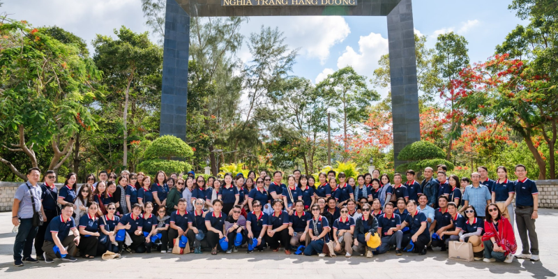 PHÂN HIỆU HỌC VIỆN HÀNH CHÍNH VÀ QUẢN TRỊ CÔNG TẠI TP. HỒ CHÍ MINH DÂNG HƯƠNG TƯỞNG NIỆM CÁC ANH HÙNG LIỆT SĨ TẠI NGHĨA TRANG HÀNG DƯƠNG, CÔN ĐẢO